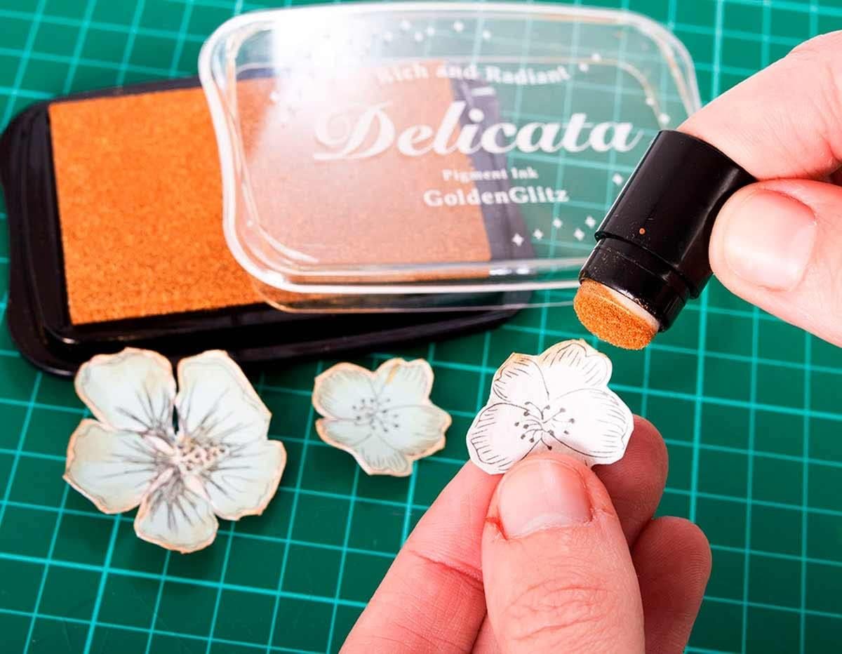 Tsukineko Delicata White Shimmer Metallic Pigment Inkpad