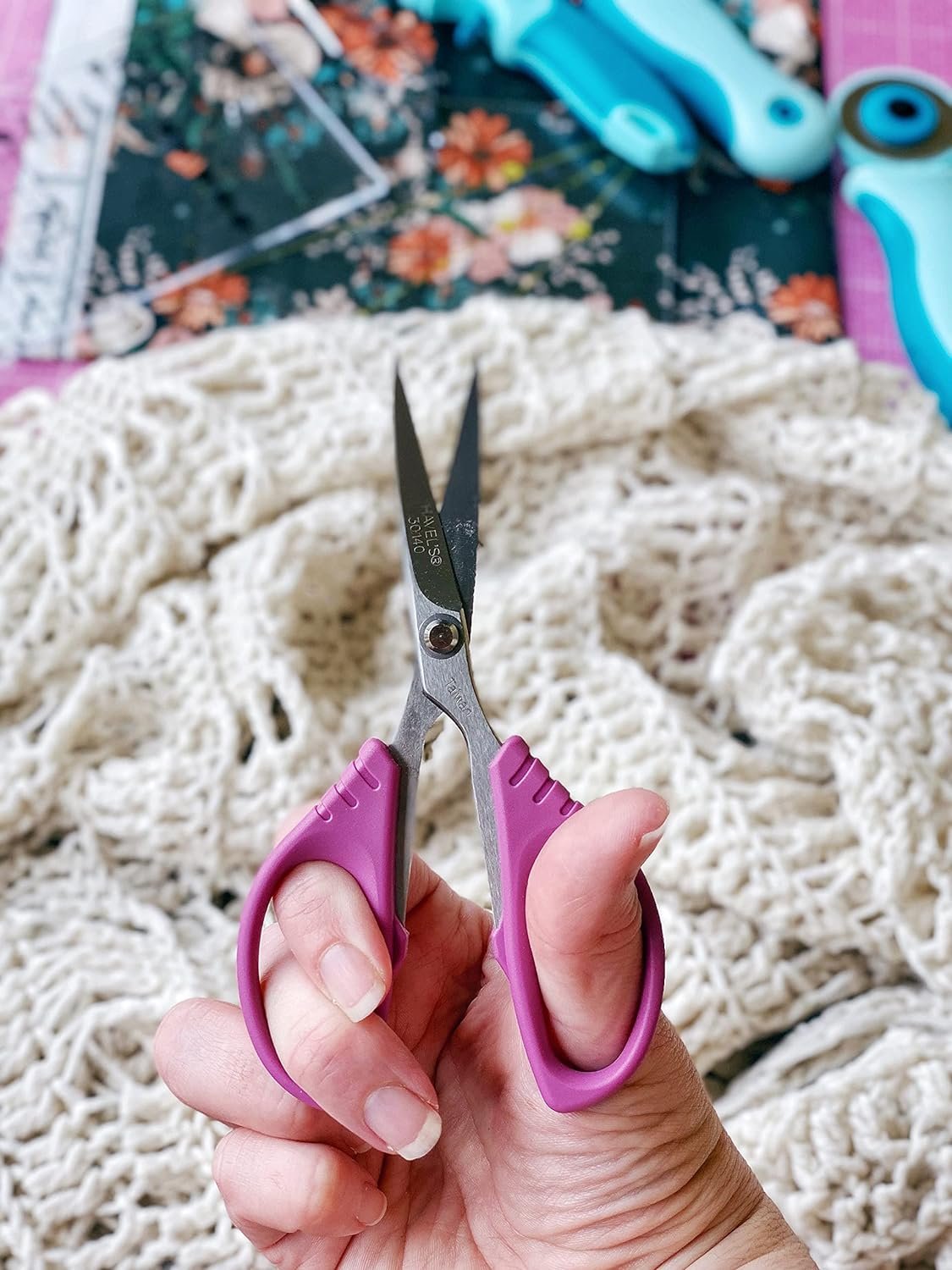 Havel's Sew Creative 5-1/2-Inch Curved Tip Sewing/Quilting Scissors-Pink Comfort Grips